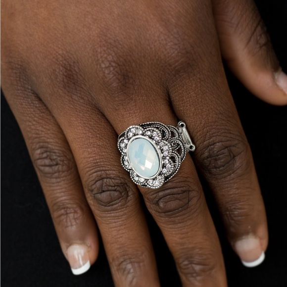 ❤️🔥5/$25❤️🔥 Floral Fairways White Ring - Picture 1 of 2